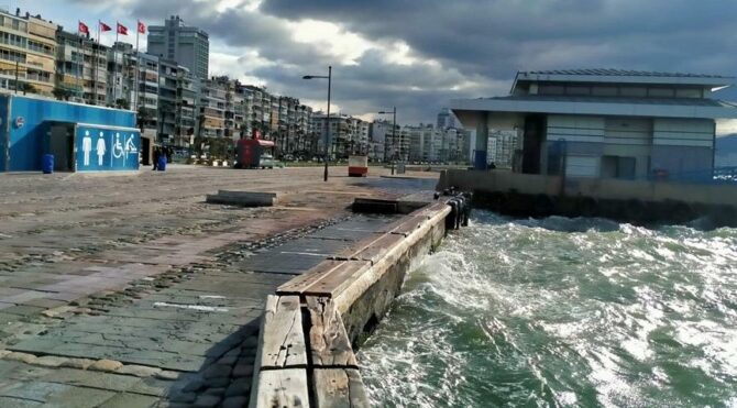 İzmir’de deniz ulaşımına rüzgar engeli