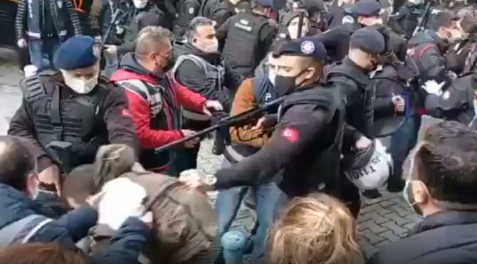 İzmir’de eylemcilere sert müdahale: Gözaltılar var