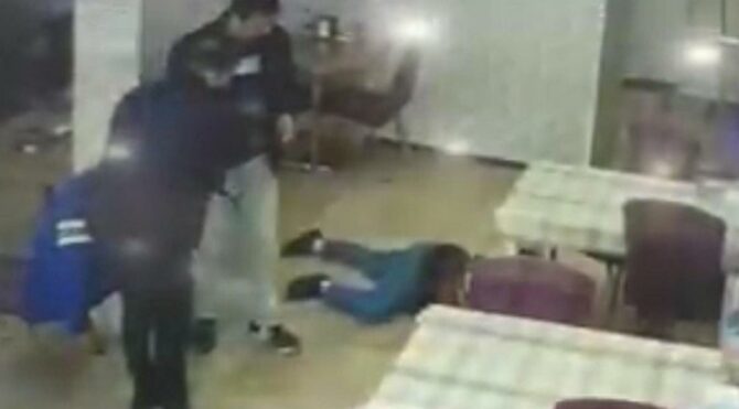 Kadın dönerciyi indirim yapmadığı için bıçaklayıp öldürdü