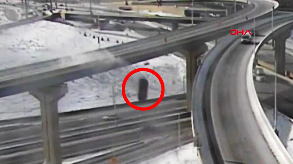 Kamyonet viyadükten aşağıya uçtu