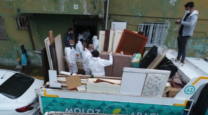 Kapısını kırarak girdiler, 7 kamyon çöp çıktı