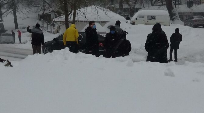 Kar nedeniyle 30 kişi mahsur kaldı, ekipler harekete geçti