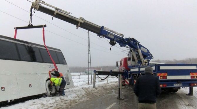 Kar ve tipinin etkisiyle yolcu otobüsü yoldan çıktı