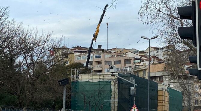 Kasımpaşa’daki tarihi yapının yıkımı devam ediyor