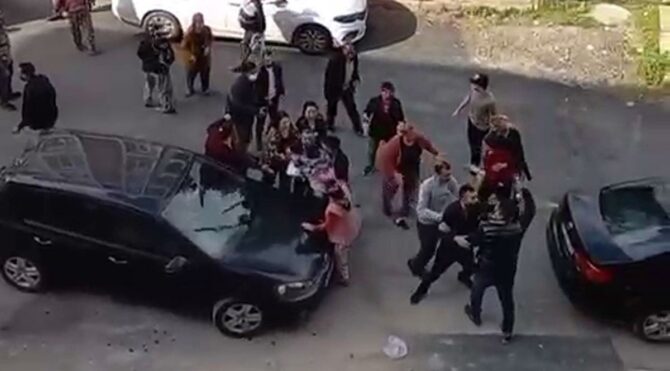 Kavgada hırsını alamadı, otomobile kafa attı