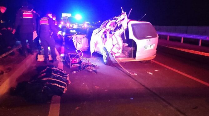 Kavşakta dönen TIR’a otomobil çarptı: 3 ölü, 5 yaralı