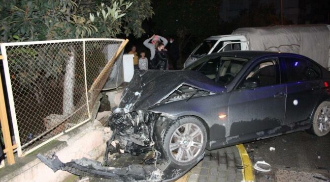 Kazada kulağı koptu aracını bırakmak istemedi