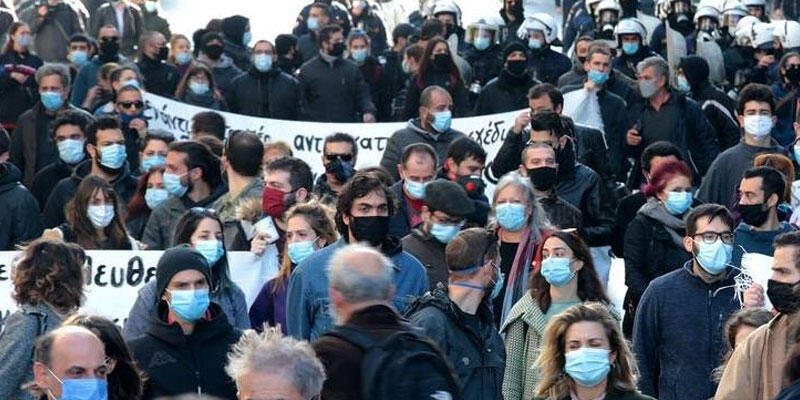 Komşuda sokaklar yine karıştı! 'Maskeye hayır'