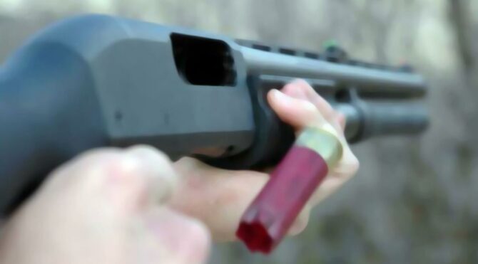 Komşusunu pencereden pompalı tüfekle vurdu