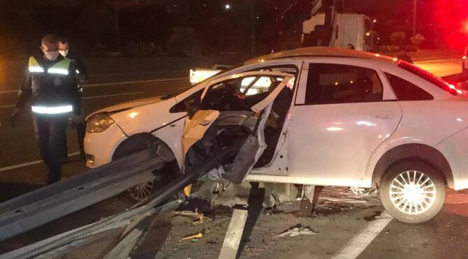 Kontrolden çıkan araç bariyerlere ok gibi saplandı