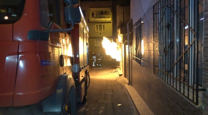 Korku dolu anlar! Doğalgaz kutusu patladı, mahalleli sokağa döküldü