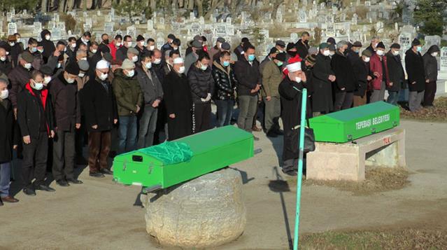 Koronavirüsü yendikten sonra yan etkisinden kurtulamayan yaşlı çift, 12 saat arayla vefat etti