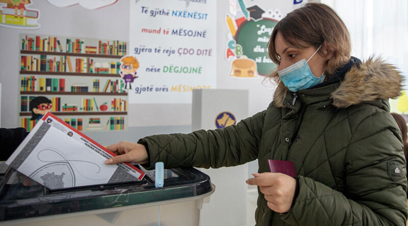Kosova'da halk erken genel seçim için sandık başında