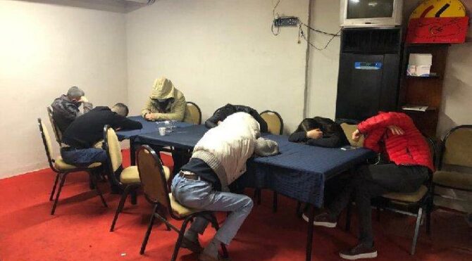 Kumar oynarken yakalandılar: Ceza yağdı