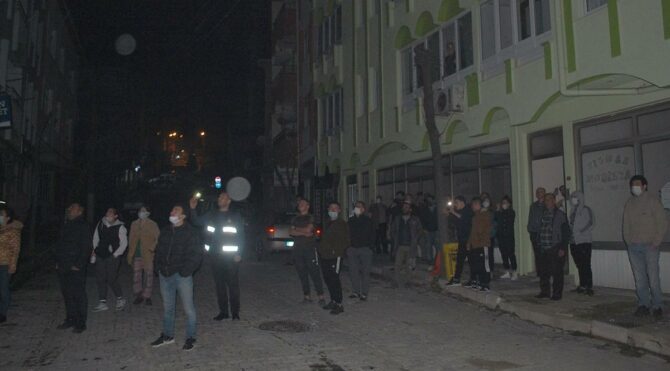 Mahalleliyi sokağa döken yangın