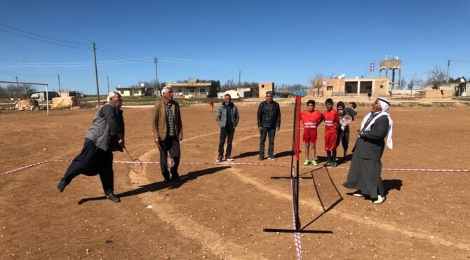 Mardin’de köylülerden şalvarlı ve fistanlı badminton maçı