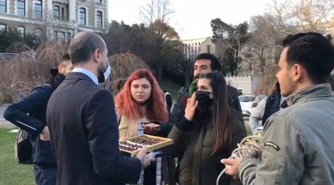 Melih Bulu’nun çikolata ikramına öğrencilerden tepki