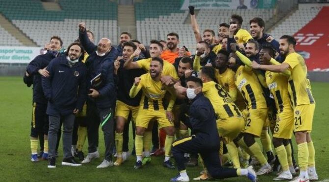 Menemenspor, formsuz Bursaspor’u da devirdi