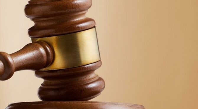 Meslektaşını ve katibi dolandıran savcıya hapis cezası