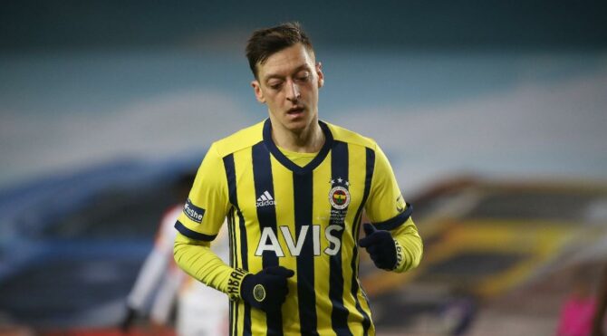 Mesut Özil 4. maçını da boş geçti!
