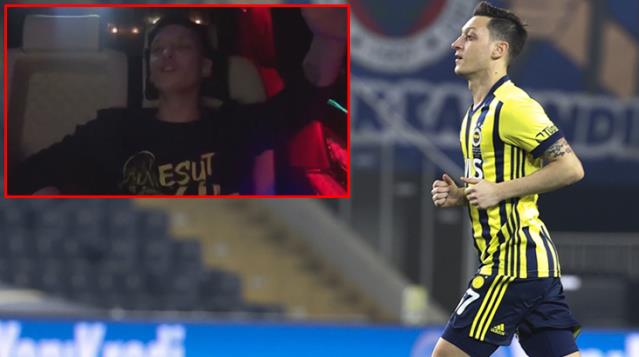Mesut Özil tezahürat yaparak yolculuk etti, taraftar paylaşımı beğeni yağmuruna tuttu