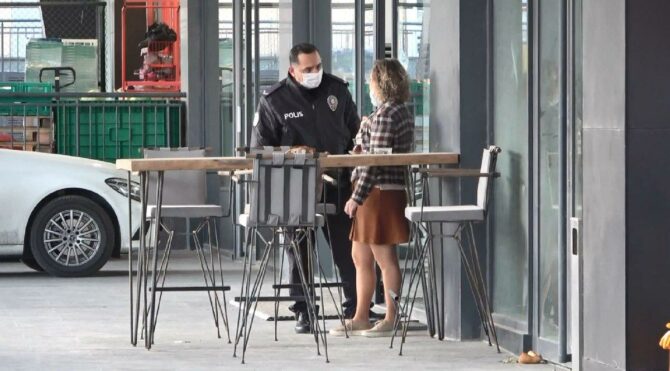 Metrobüsten inen kadını takip edip fotoğraflarını çekerken yakalandı