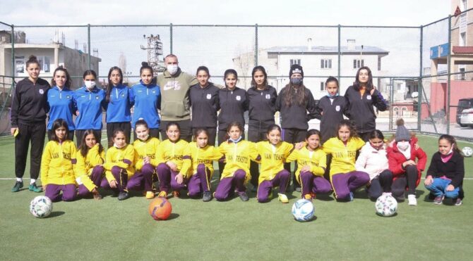 Mor Menekşeler, ‘futbol erkek oyunudur’ diyenlere inat 7 yıldır yenilmiyorlar