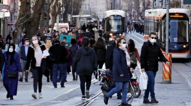 Mutasyonlu virüs görülen Eskişehir’de korkutan kalabalık