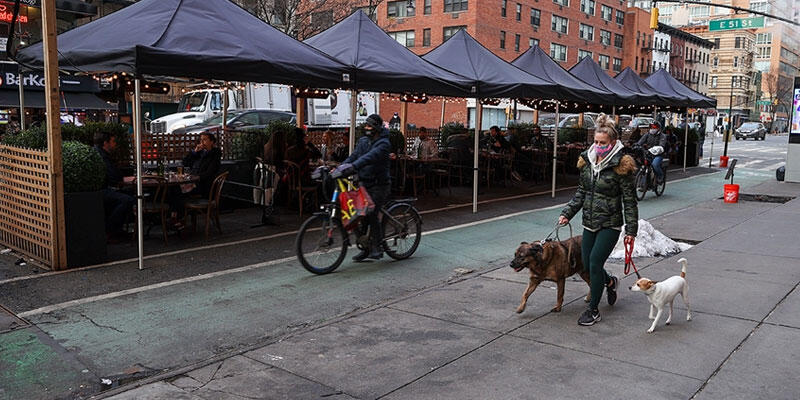 New York'taki restoranların iç mekanları yüzde 25 kapasite ile cuma günü açılıyor