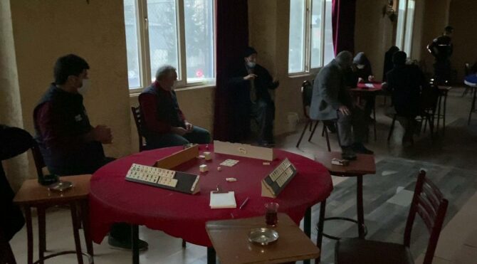 Okey masasında yakalandı, camdan atlayarak kaçtı