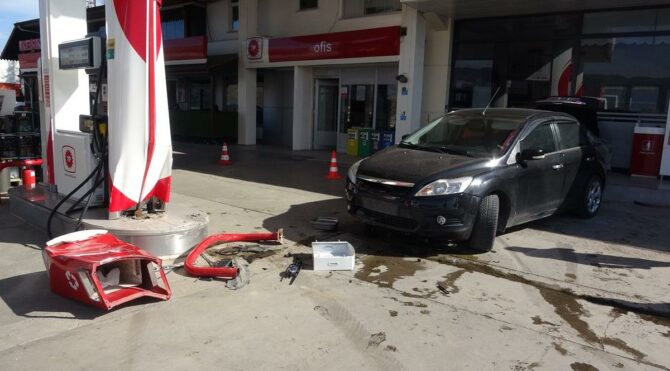 Otomobil benzin istasyonuna daldı, faciadan dönüldü