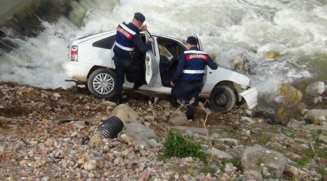Otomobil dereye uçtu, sürücü kayıp