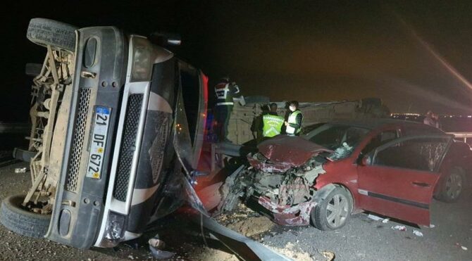 Otomobil ile işçi servisi çarpıştı: 10 yaralı