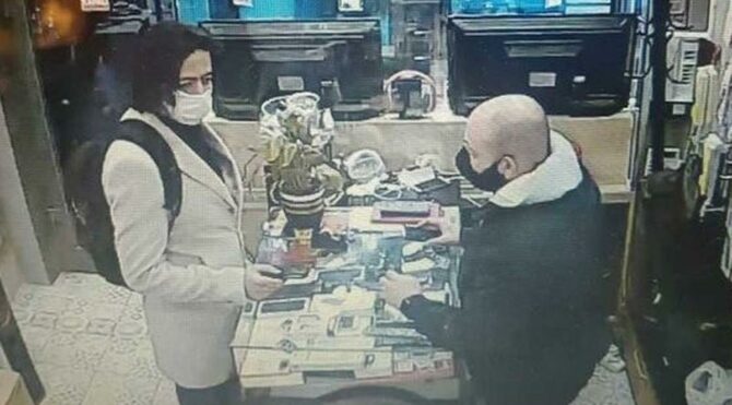 Peruklu hırsız kaşla göz arasında telefonunu çaldı