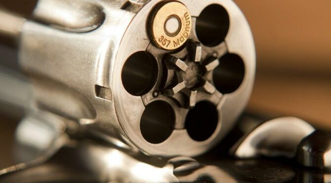 Rus ruleti oynarken feci şekilde can verdi