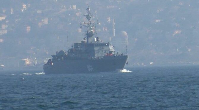 Rus savaş gemisi İstanbul Boğazı’ndan geçti