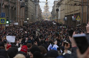 Rusya'da Navalnıy protestoları: Şehirler kapatıldı, binlerce kişi gözaltında
