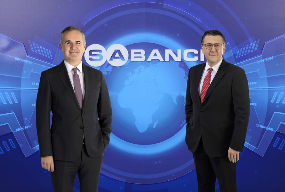 Sabancı Holding Üst Yöneticisi (CEO) Cenk Alper (solda) ve Sabancı Holding CFO'su Barış Oran (sağda)