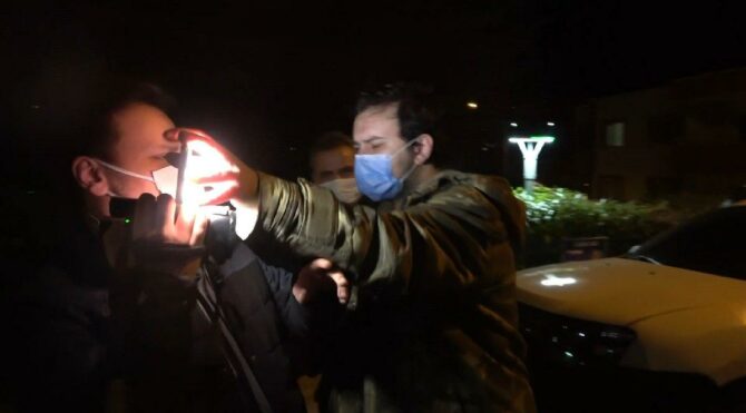 Sarhoş sürücü ve arkadaşı gazetecilere saldırdı