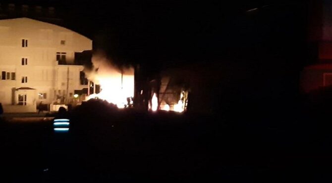 Sebze meyve deposunda yangın! Hızla büyüdü