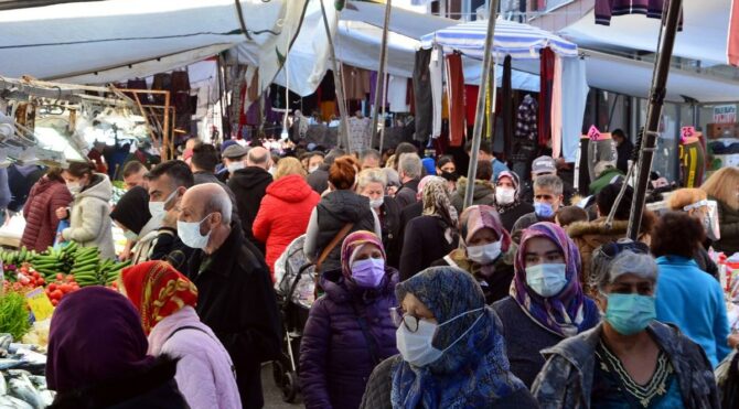 Semt pazarında yoğunluk, sosyal mesafe hiçe sayıldı