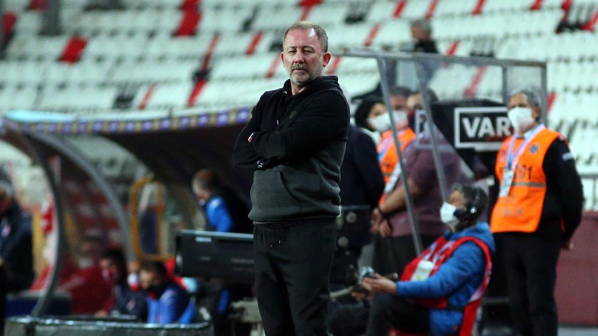 Sergen Yalçın’dan yaylım ateşi: ‘Öldü zannedersin ama ayağa kalkıyor’