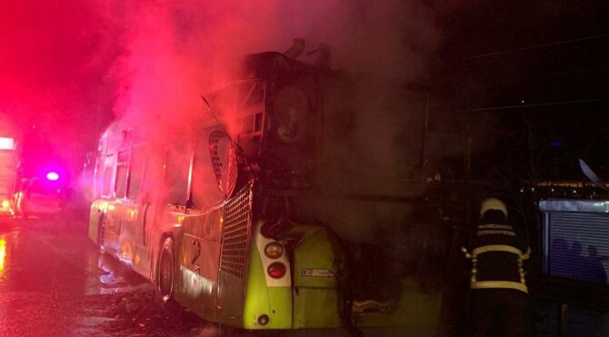 Seyir halindeki halk otobüsü alev alev yandı