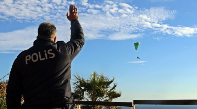 Sokağa çıkma kısıtlamasında paraşütle uçtu