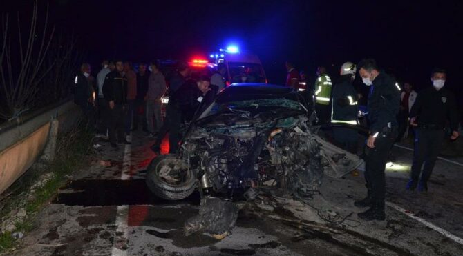 Son dakika… Çarpışan iki otomobilden biri dereye uçtu: 6 ölü