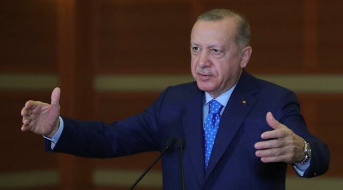 Son dakika… Erdoğan’a ‘Müslüm Gürses’ sürprizi! Teşekkür ederken ‘baba’ları karıştırdı