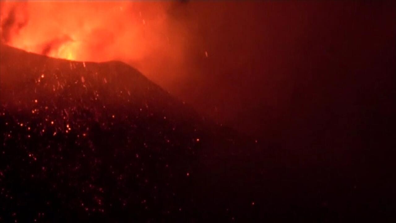 Son dakika: Etna yeniden faaliyette! Lavlar geceyi aydınlattı
