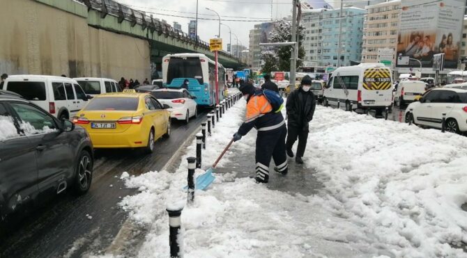 Son dakika… İstanbul’da kar yolları kapattı! Trafik durdu