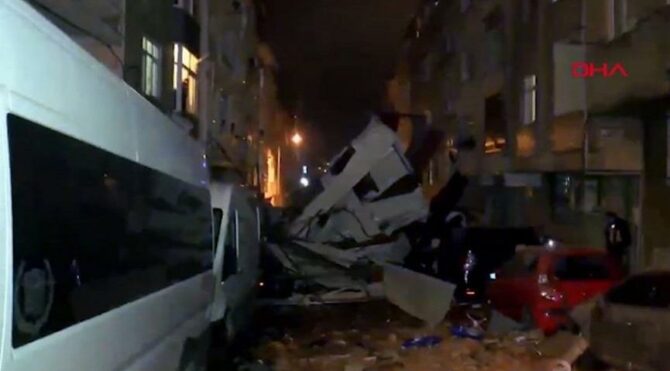 Son dakika… İstanbul’u fırtına vurdu: Çok sayıda evin çatısı uçtu