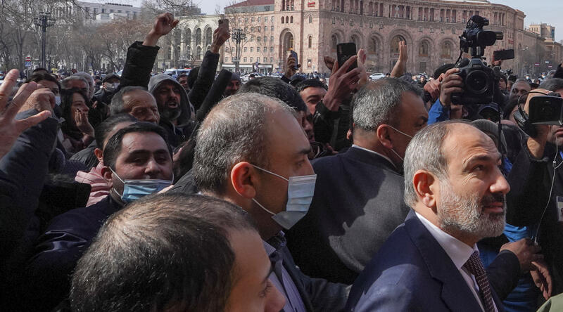 Son dakika... Paşinyan sokağa çağırdığı destekçileri ile meydanda